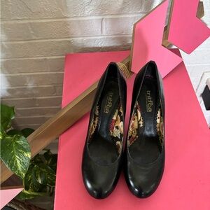 Tribeca Black Heels Sleek Professional Pumps